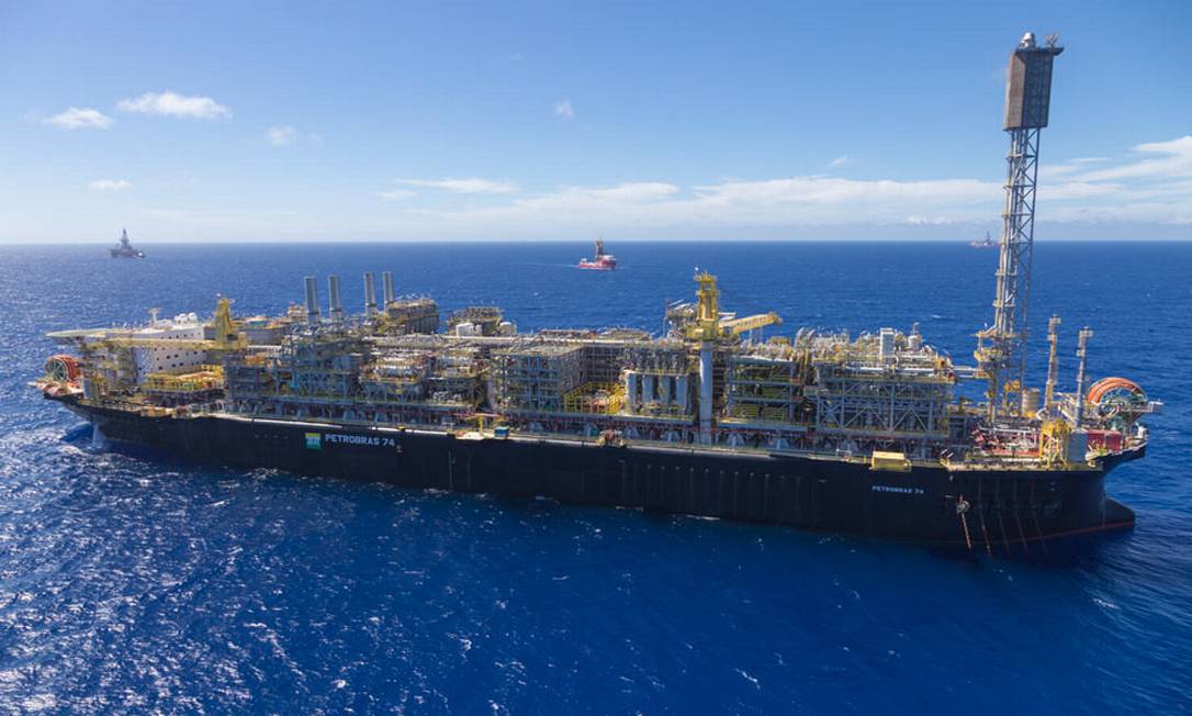 A P-74 platform in the Buzios field in the Santos Basin before Salt Photo: Andre Ribeiro / Agência O Globo