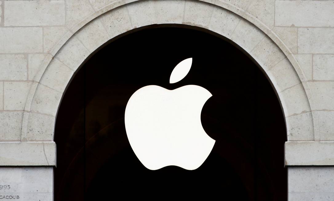Apple logo photo on the front of a company store in Paris: Gonzalo Fuentes / 15-7-2020 / REUTERS