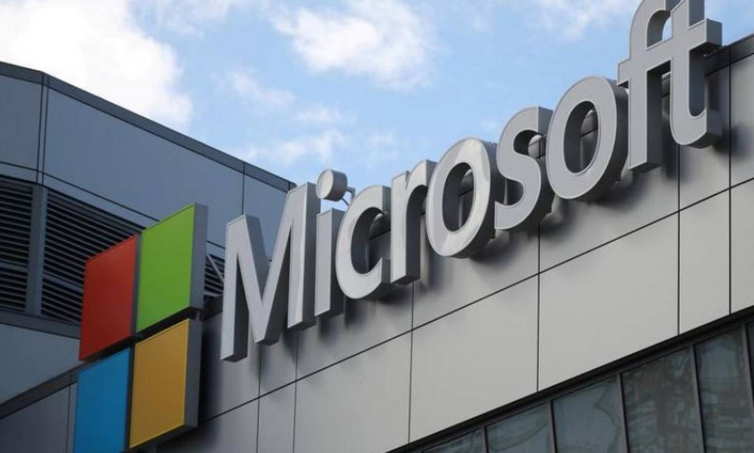 Microsoft logo photo in Los Angeles, California: REUTERS / Lucy Nicholson