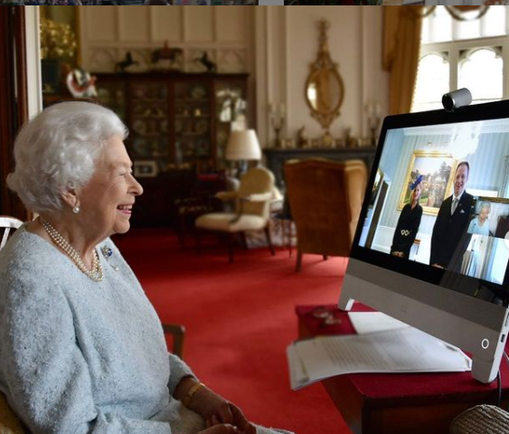 She specializes in horses and corgi, her favorite dog breed.  She had over 30 dogs throughout her reign and created a new breed, the dorgis.  Today she has two Corgi dogs, Holly and Willow, and two Dorgis, Kandy and Vulcan (Photo: Instagram / theroyalfamily)