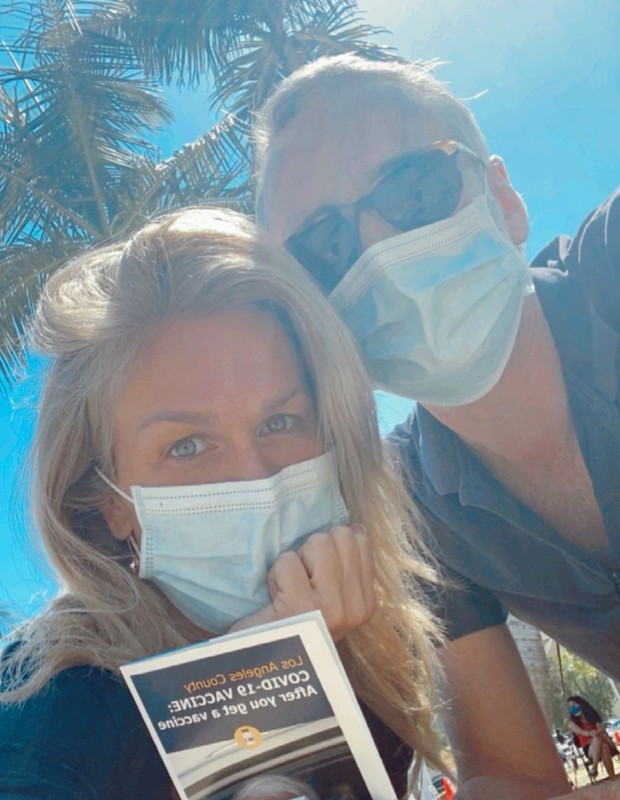 Ludmila Thayer and her husband are being vaccinated against Govt-19 in the United States (Photo: Reproduction / Instagram)