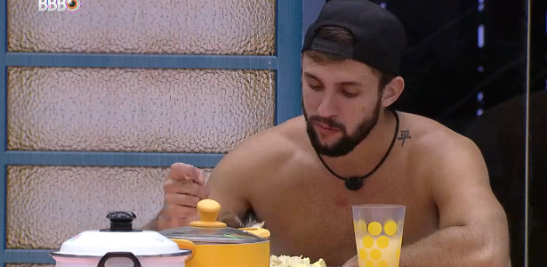 Arthur says he doesn't vote for a generation and complains about his brother's vote