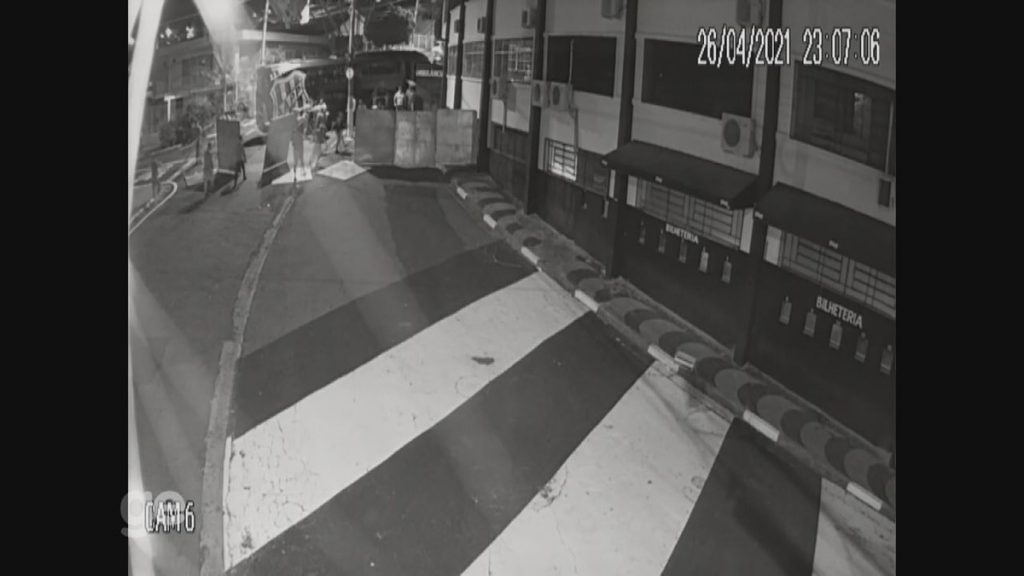 Video: Images from Ponte Brita surveillance cameras show bus attack |  Black bridge
