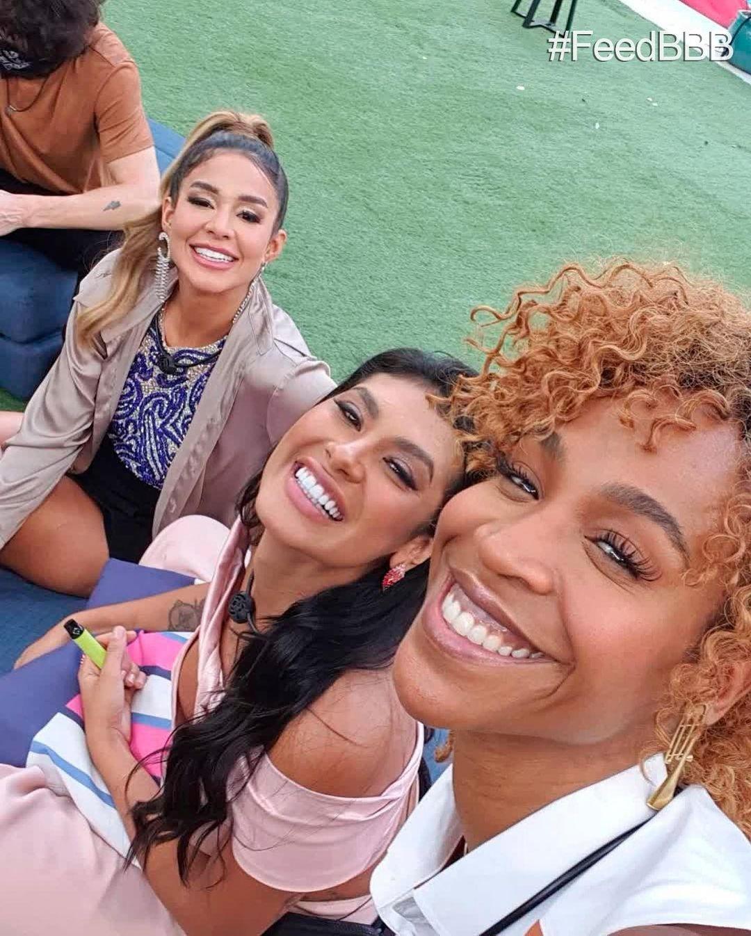 Kerline, Pocah, and Karol Conká make a selfie in "BBB 101 Day" - clone / Instagram