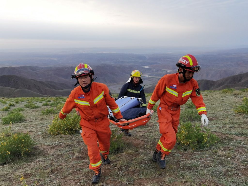 A Chinese survivor rescued from the ultramarathon by a priest in the cave |  Scientist