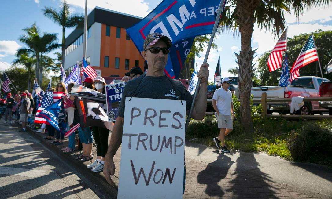 & # 034;  President Trump won [as eleições]& # 034 ;, a poster of a Donald Trump supporter waiting for the train on the way to the Mar-e-Lago Golf Club in Palm Beach, Florida, where Trump lives and stays, while Joe Biden takes office Washington Photo: EVA MARIE UZCATEGUI / AFP