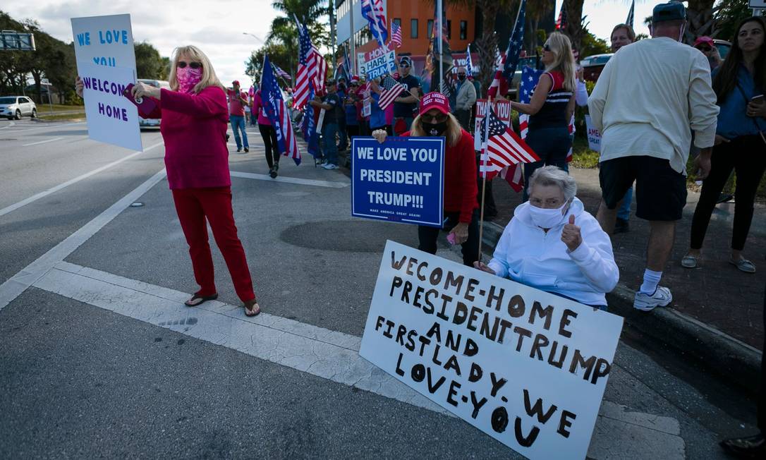 Donald Trump supporters wait for train to pass by on the way to Mar-e-Lago in Palm Beach, Florida Photo: Eva Marie Uskadegui / AFP