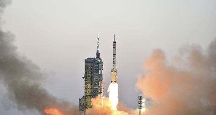 An astrophysicist takes a photo of the uncontrolled Chinese missile 700 kilometers from Earth