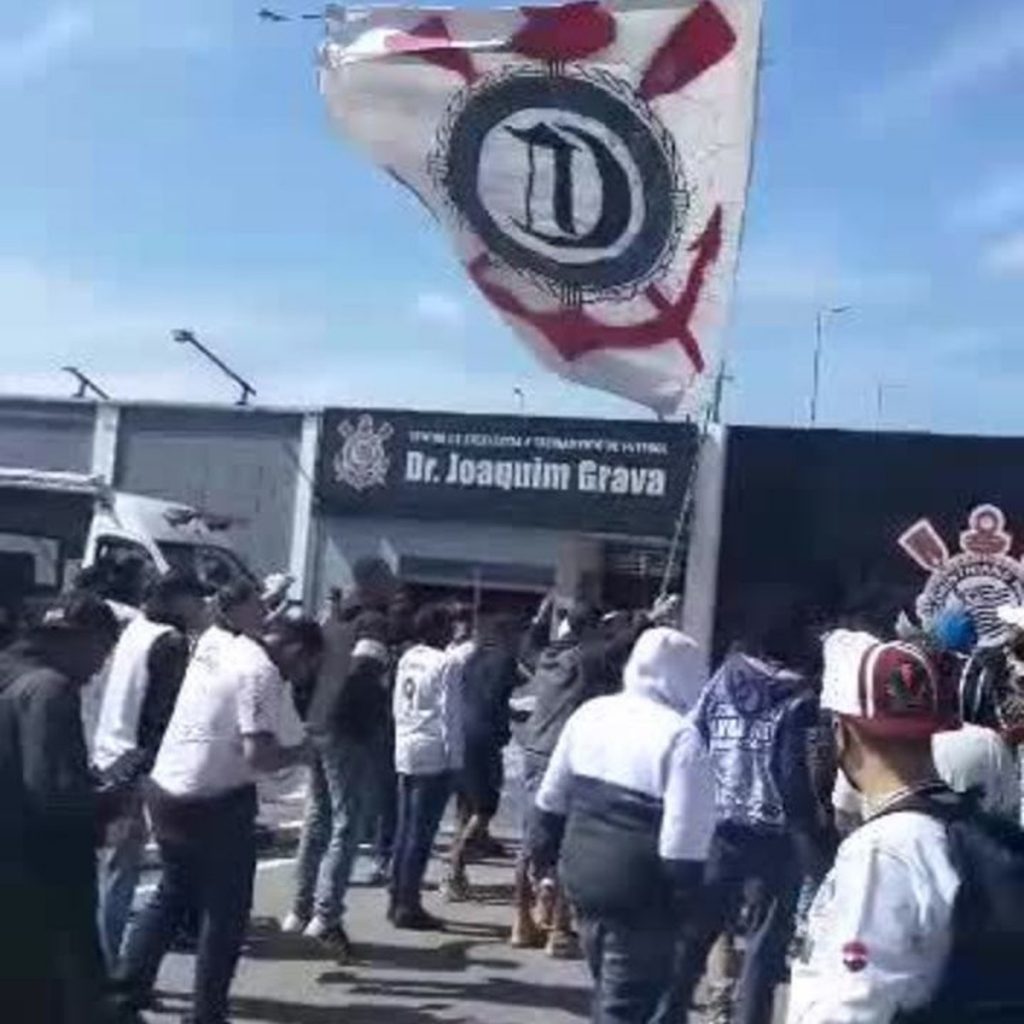 Fans protest at Corinthians CT on the eve of the classic match against Sao Paulo |  Corinth