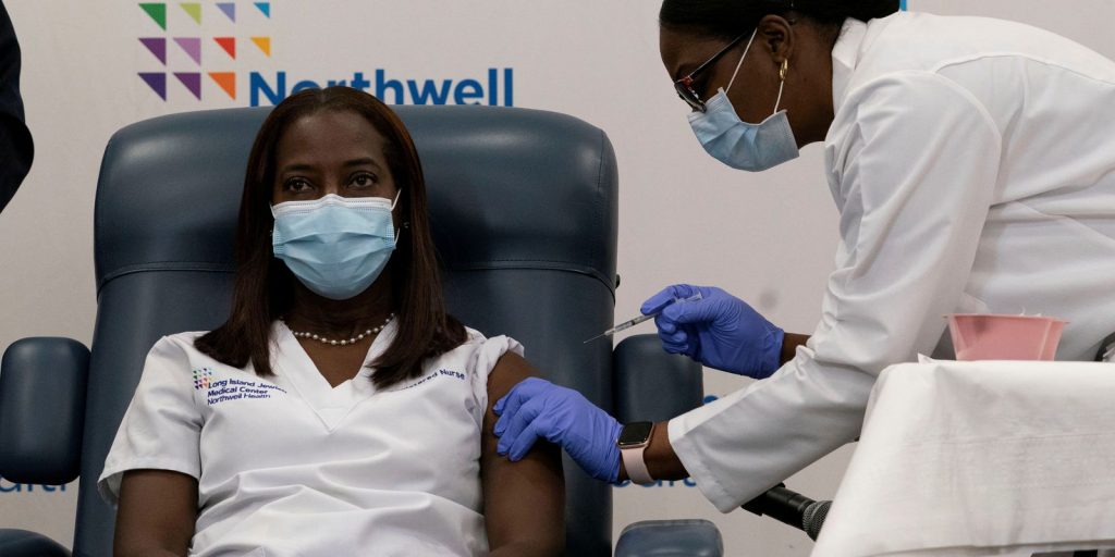 Latinos travel to the United States in search of vaccines