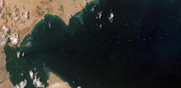 The Suez Canal begins dredging works to extend two copies