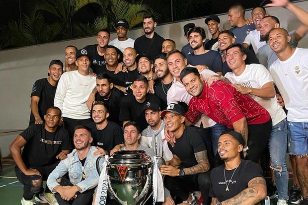 The rooster players are having a private party after the Minas Gerais Championship title