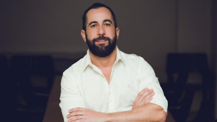 Uploading CEO bans to laid-off employees on the web