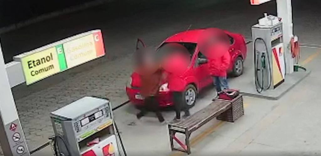 Video - For BRL 3, a gas station worker was attacked at a gas station in Alto Vale do Itajaí