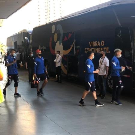 The Chilean players board the bus on their way to training hours after the federation confirmed that the bubble had been broken - Bruno Braz / UOL Esporte - Bruno Braz / UOL Esporte