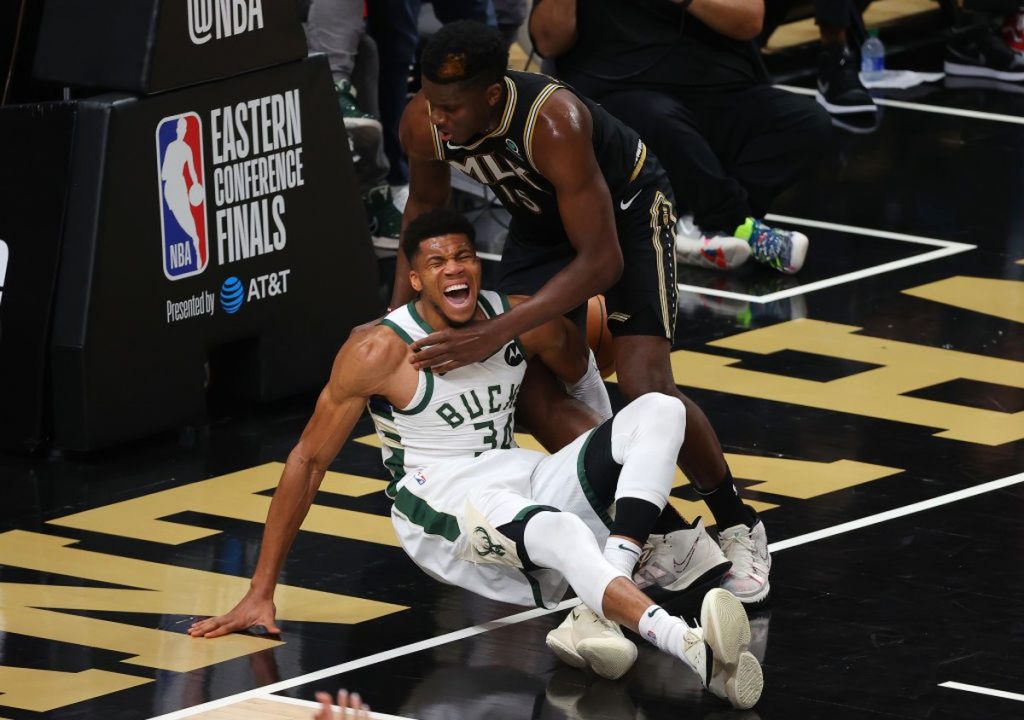 Giannis Antetokounmpo out of playoffs after being injured, journalist says |  NBA