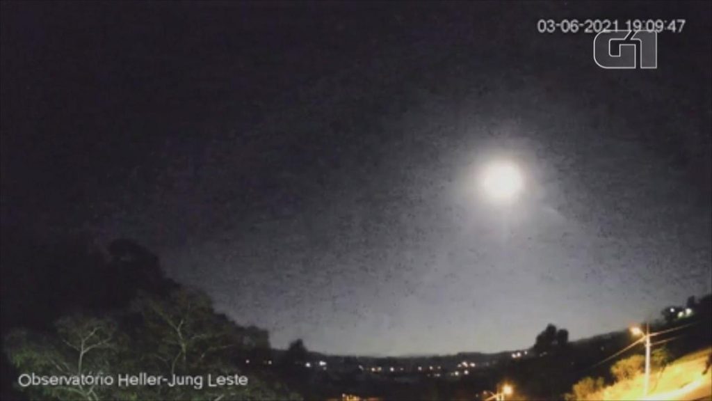 A basketball-sized meteor and full moon glow illuminate the sky at RS;  Watch the video |  Rio Grande do Sul