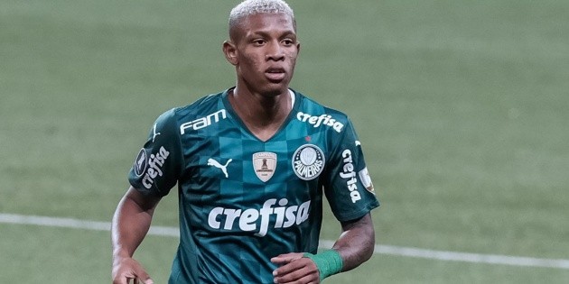 Danilo is another victim in Verdaux facing Chapecoense.  Abel does not have five main players