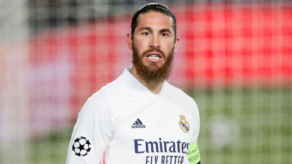 The radio says that Sergio Ramos is telling his former Real Madrid teammates that he is going to Paris Saint-Germain