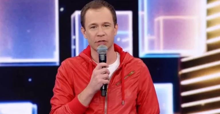 Tiago Leifert presents “Domingão do Faustão” and interacts with the web