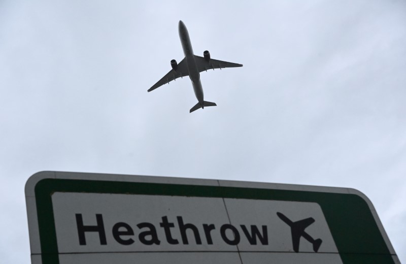 Avião decola do aeroporto de Heathrow, em Londres; governo pode rever restrições