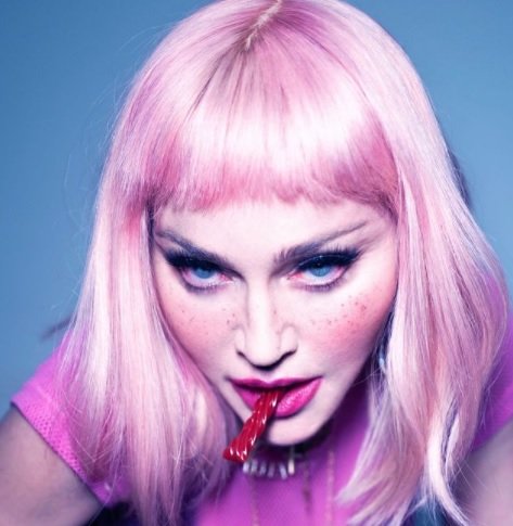 With a bold look, Madonna performs at the club’s reopening show and sells a selfie for ,000