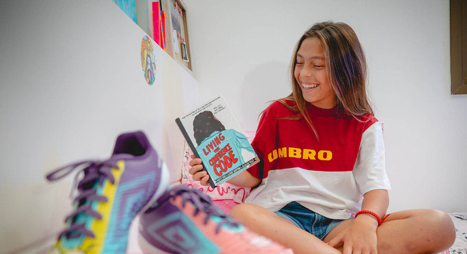 12-year-old footballer tells a story in a book - Prisma