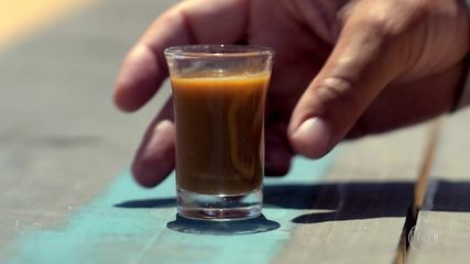 Participants take a dose of raw liver with boldo and ginger in a tasting