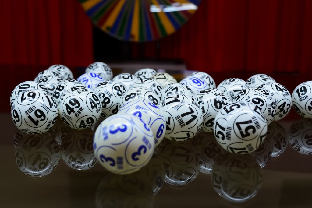 A imagem mostra bolas de loterias - loteria Federal 5580