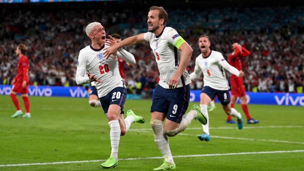 Denmark scores a free kick, 'it takes effort', but England react in overtime with Kane and play an unprecedented final against Italy.