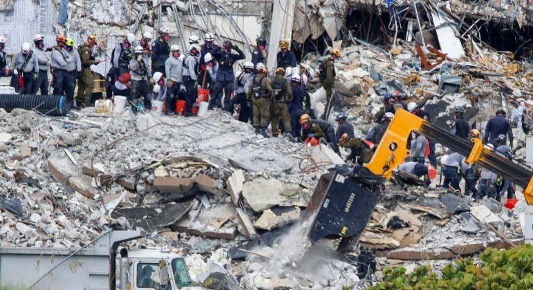 Firefighters finish search of collapsed building in Florida