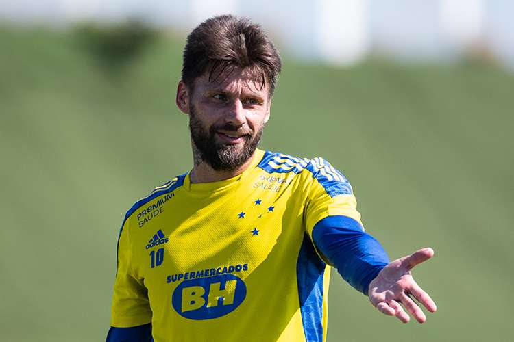 Mozart analyzes Sobis and says that as a striker he can play with Cruzeiro