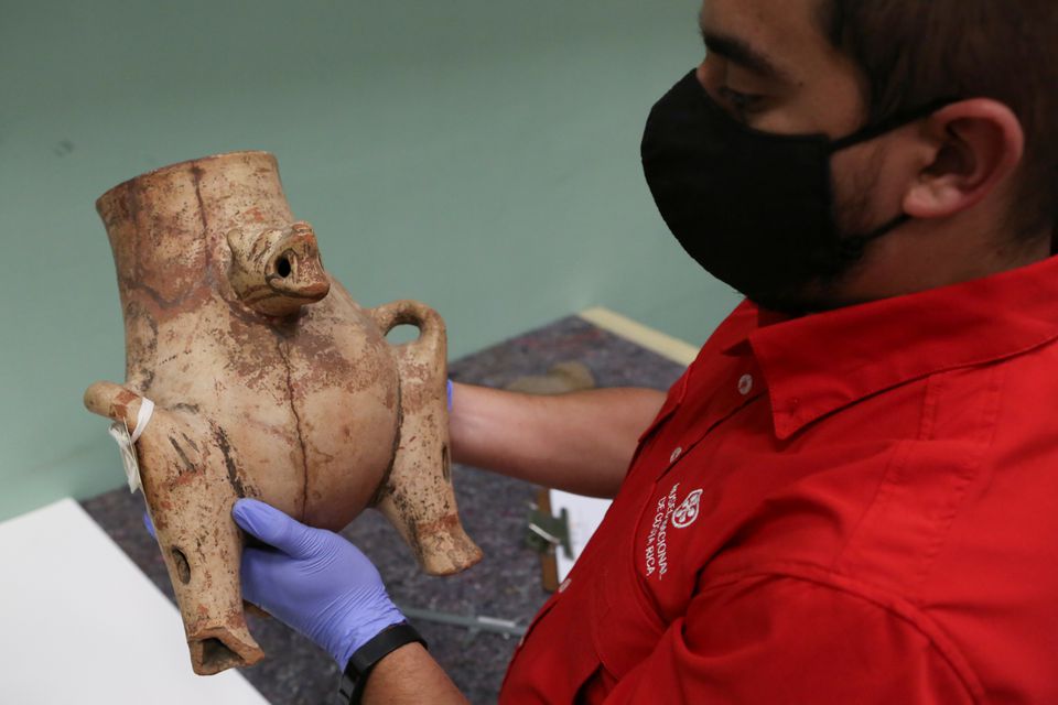 Arqueólogo costarriquenho segura urna de cerâmica que foi repatriada