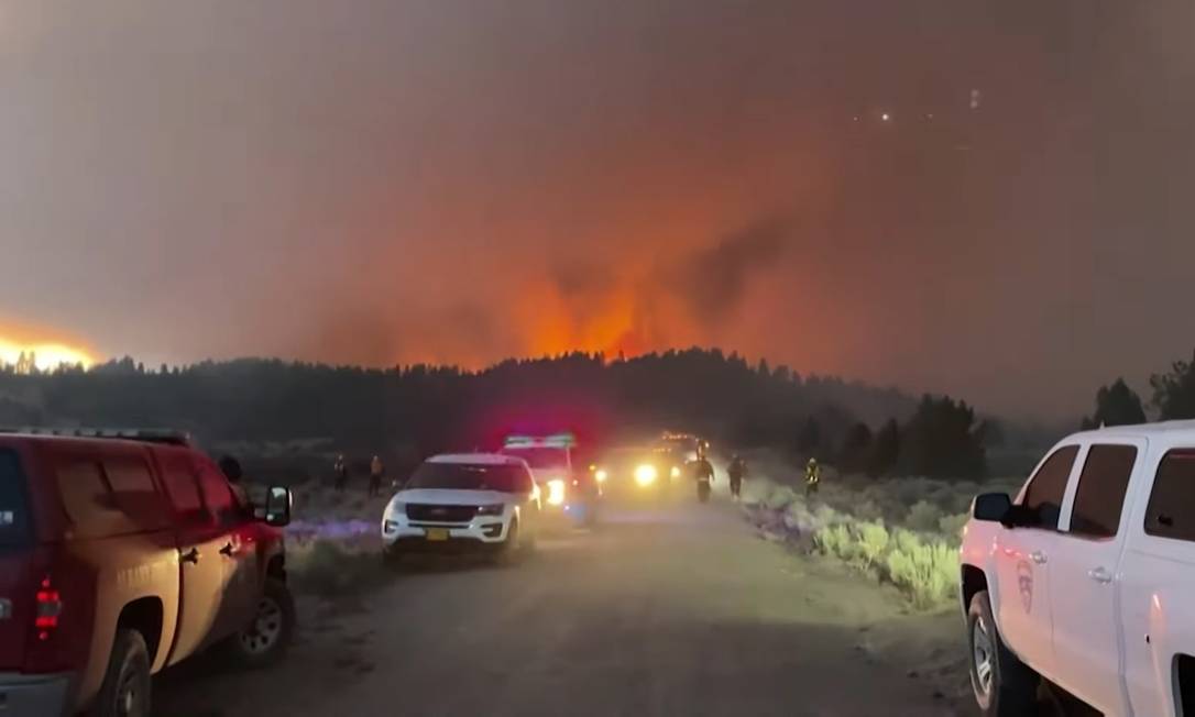 Wildfires destroy areas in 10 states in the western United States الولايات