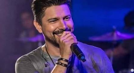 Zé Henrique, from the duet with Gabriel, sings on the Trilha – Música . stage