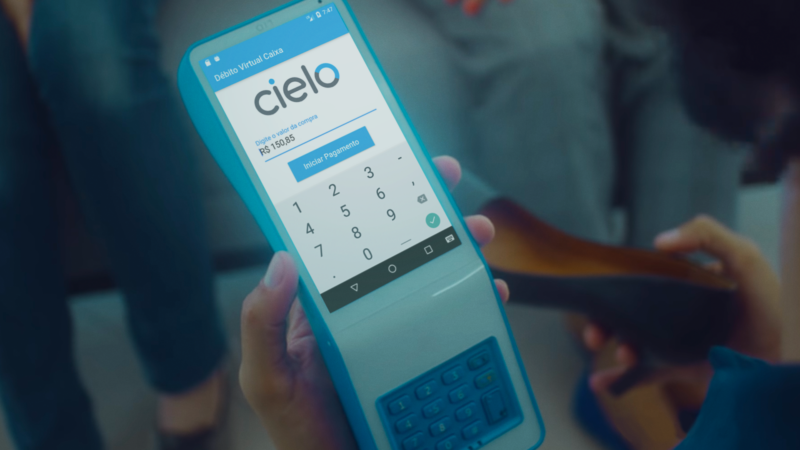 The column states that Cielo (CIEL3) is making progress in investments and plans to sell the business in the United States