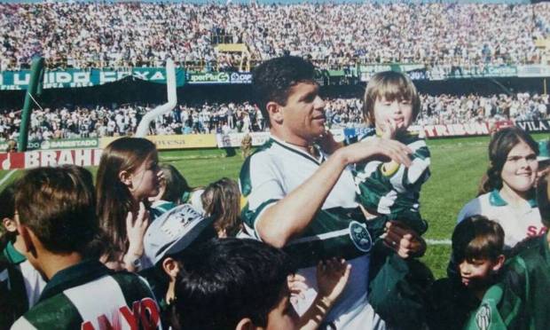 Clipper Arado.  At 48 years old, the former Curitiba striker was one more to lose the battle to Covid-19 Photo: Divulgação / Coritiba