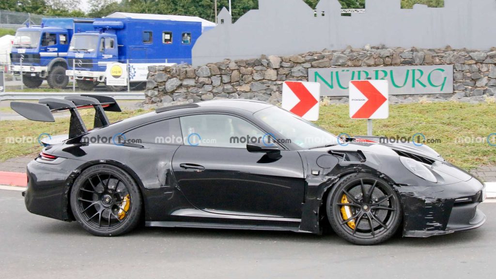 The new Porsche 911 GT3 RS 2023 appears with a giant wing
