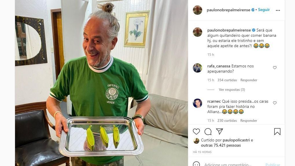 After Palmeiras' elimination for Sao Paulo, Paulo Nobre raises a photo of a banana, and "São" Marcos laughs