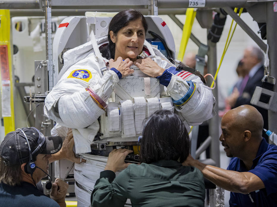 NASA faces a challenge to get to the moon by 2024: the billion-dollar spacesuit program