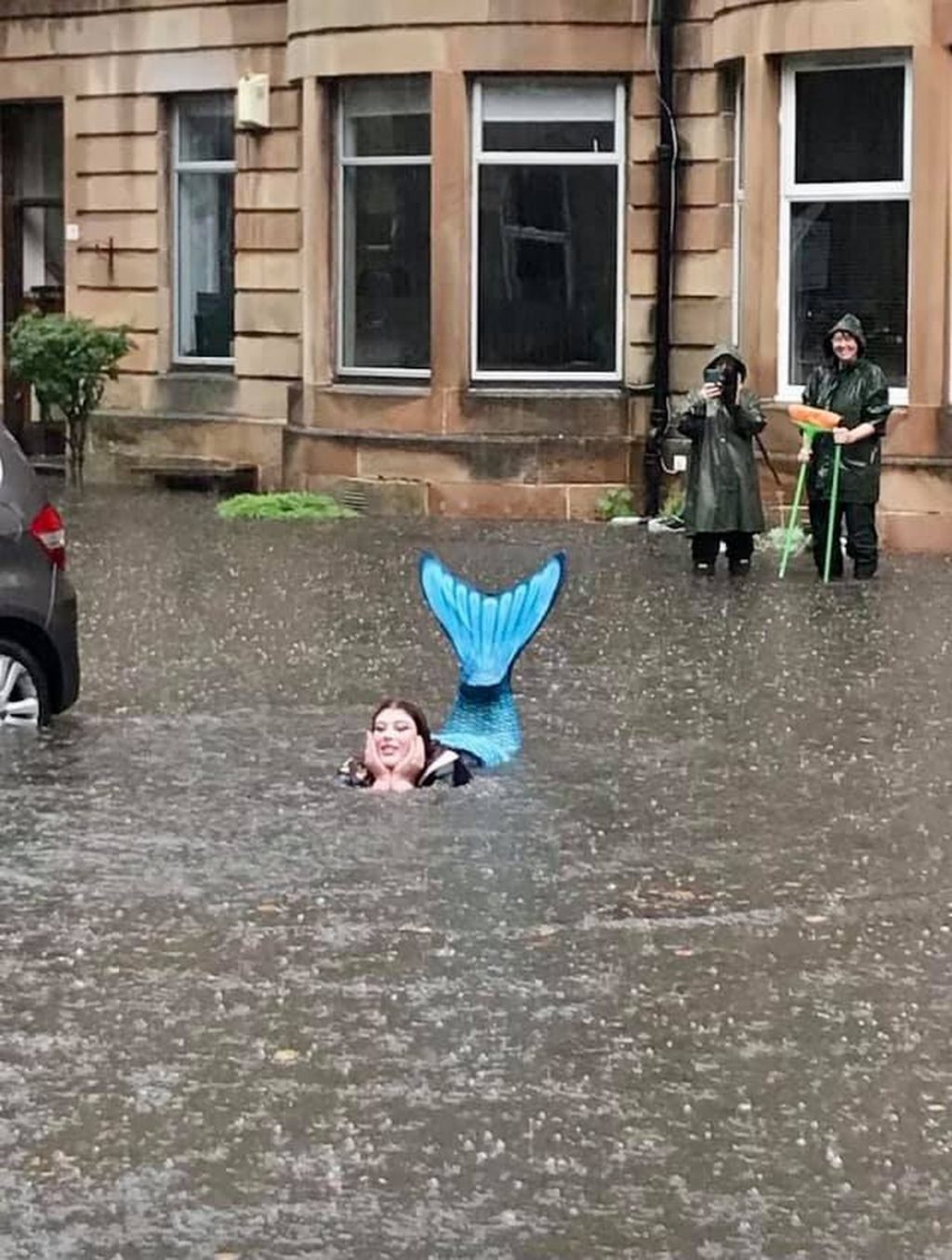 The woman dressed as an angel was photographed in the middle of the flood in Scotland World