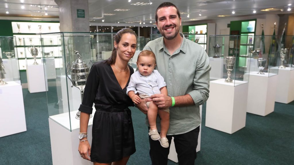 The Portuguese from Palmeiras take families to the Awards Room;  paying off