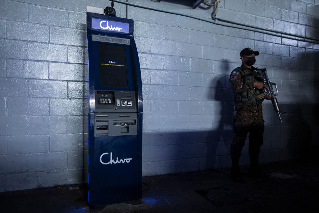 El Salvador, 4 de setembro: soldado protege caixa eletrônico da empresa "Chivo" pouco antes da introdução do bitcoin como meio de pagamento no país