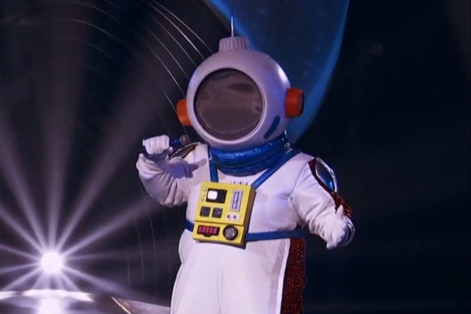 Who is the masked singer astronaut?  The clues point to a Globo . representative