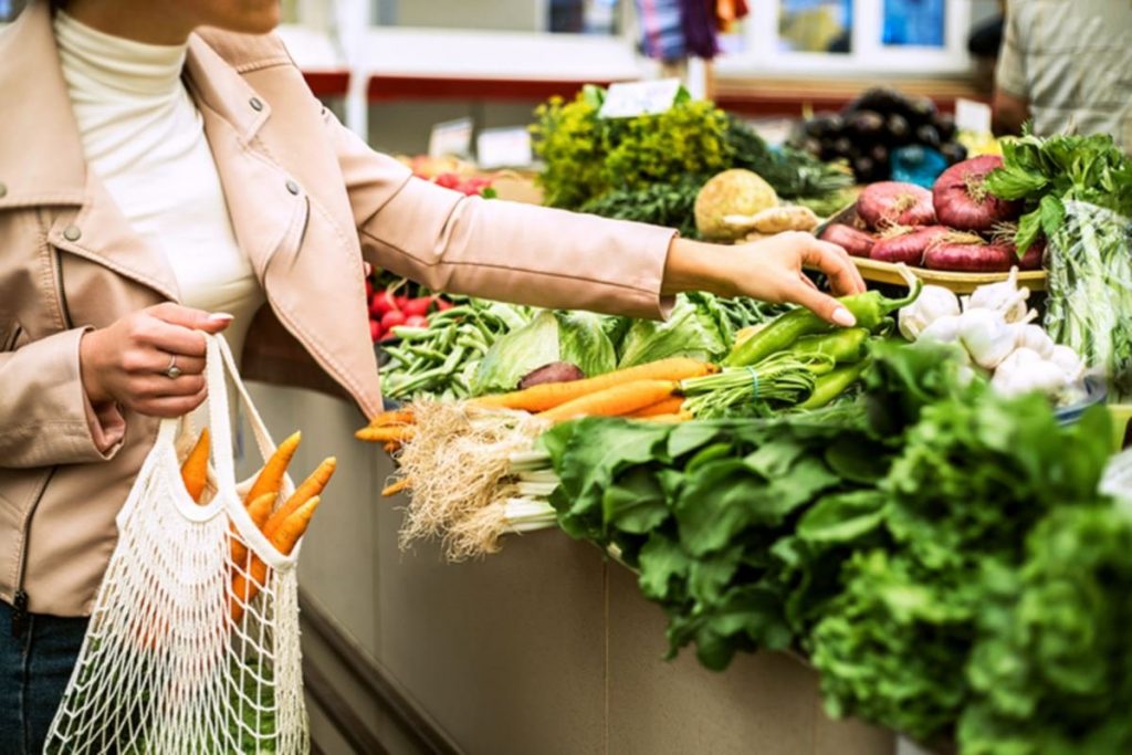 Nutritionist gives 5 tips for eating healthy while spending less