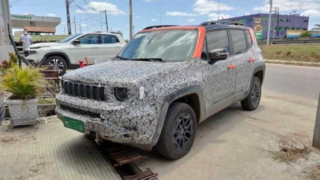 https://cdn.motor1.com/images/mgl/qAVrv/s6/jeep-renegade-2023---flagra.jpg