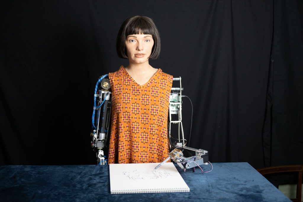 An "artist" robot was arrested by Egyptian customs on suspicion of espionage |  cooperation