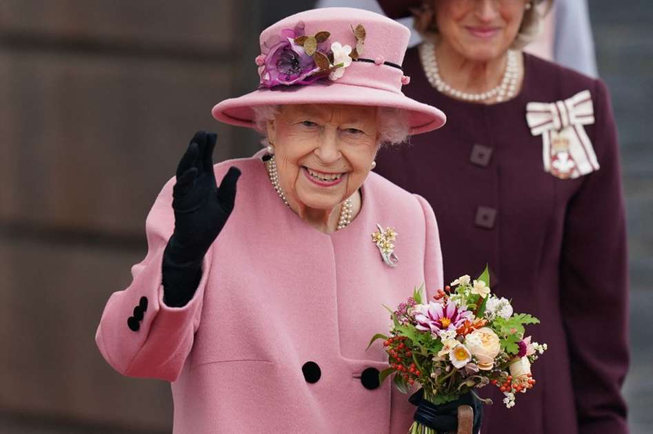 Queen Elizabeth is looking for a cleaner for Bukingan Palace.  Salary 14 thousand Brazilian riyals – the world