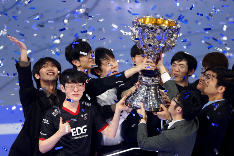 Photo of EDG lifting the 2021 World Cup 