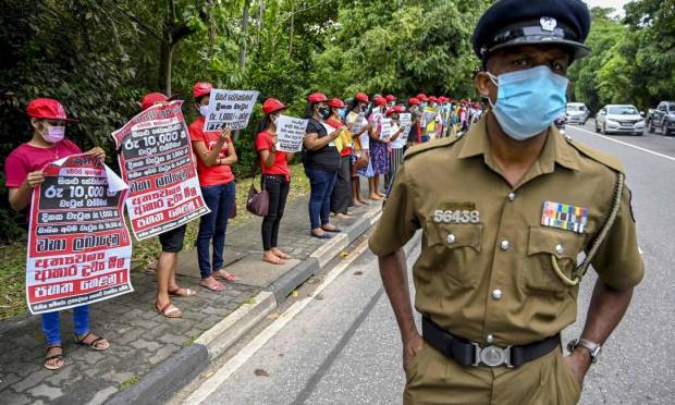Trade union activists protest outside Sri Lankan parliament in Colombo demanding a pay rise in the 2022 budget: Ishara S.  Flag / AFP